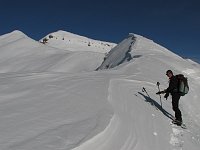 I 'campioni' con ciaspole sui monti Campioncino e Campione stracarichi di neve il 14 febb. 09 - FOTOGALLERY